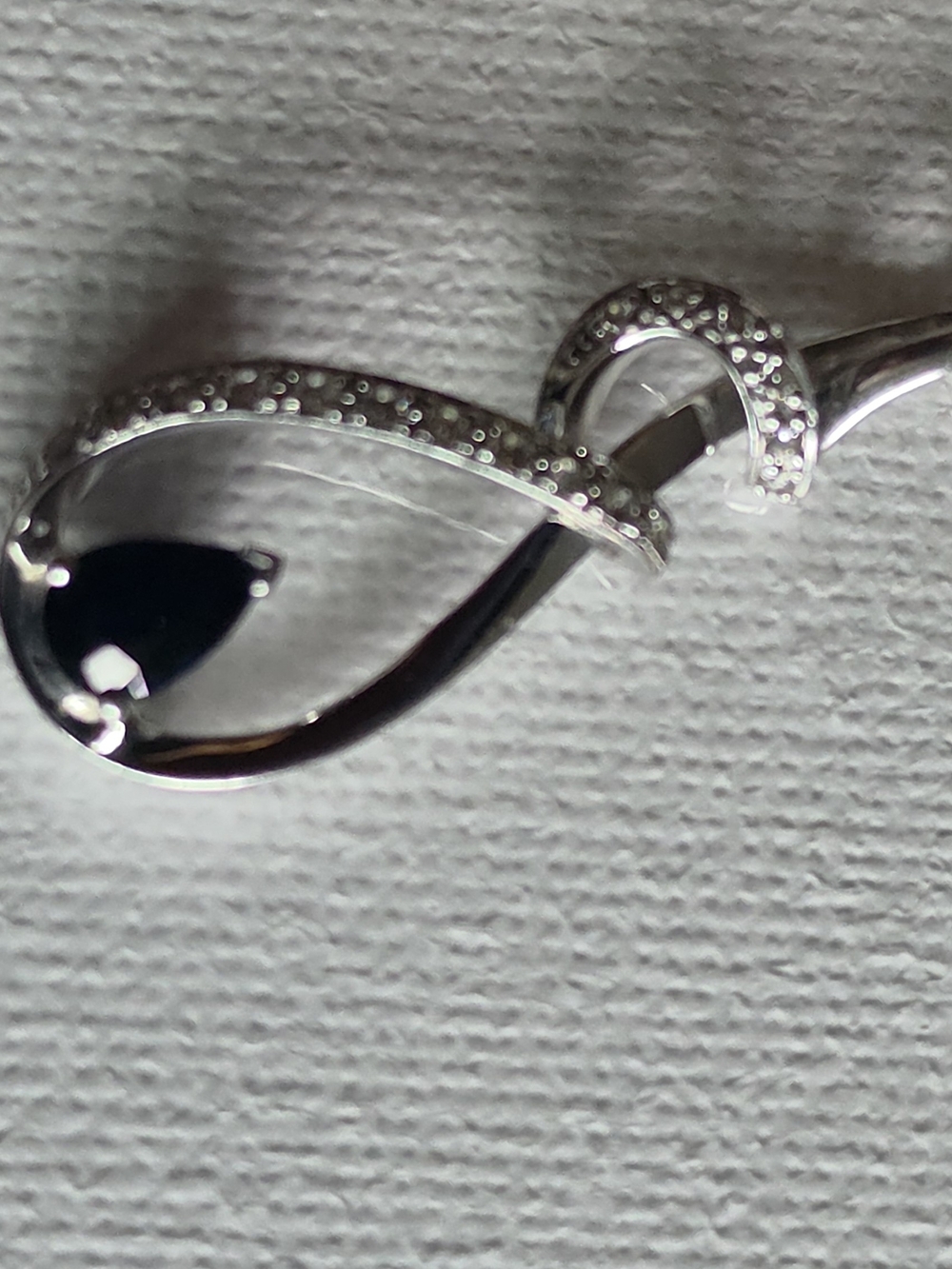 Vintage Estate pendant stunning natural blue sapphire And Diamonds 18 Inch Chain